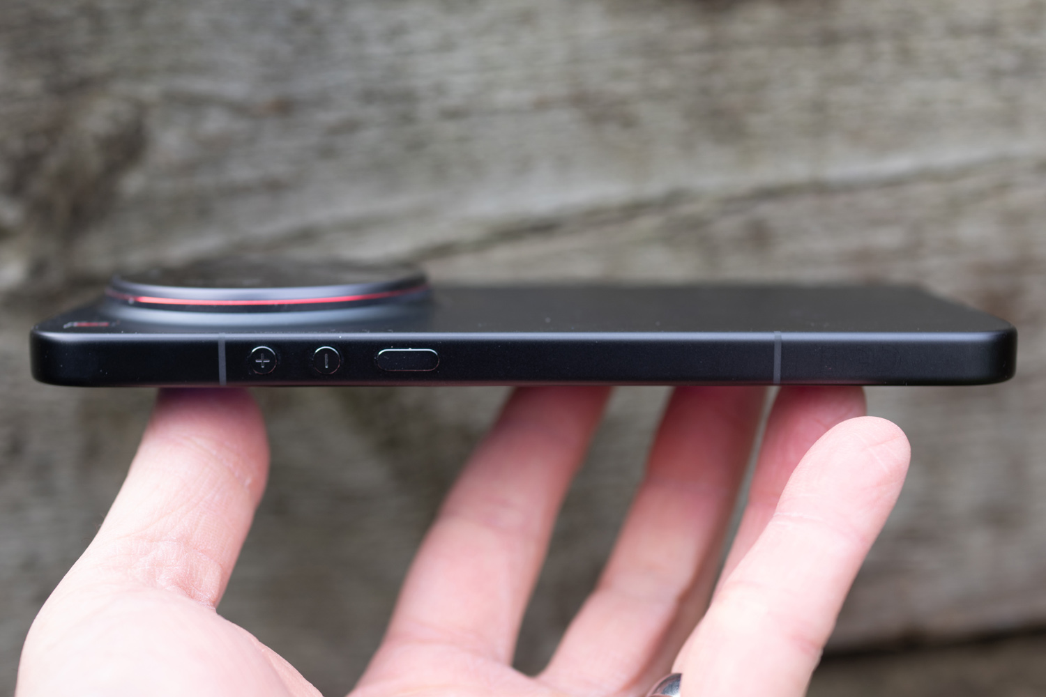 XIaomi 17 Ultra review side profile