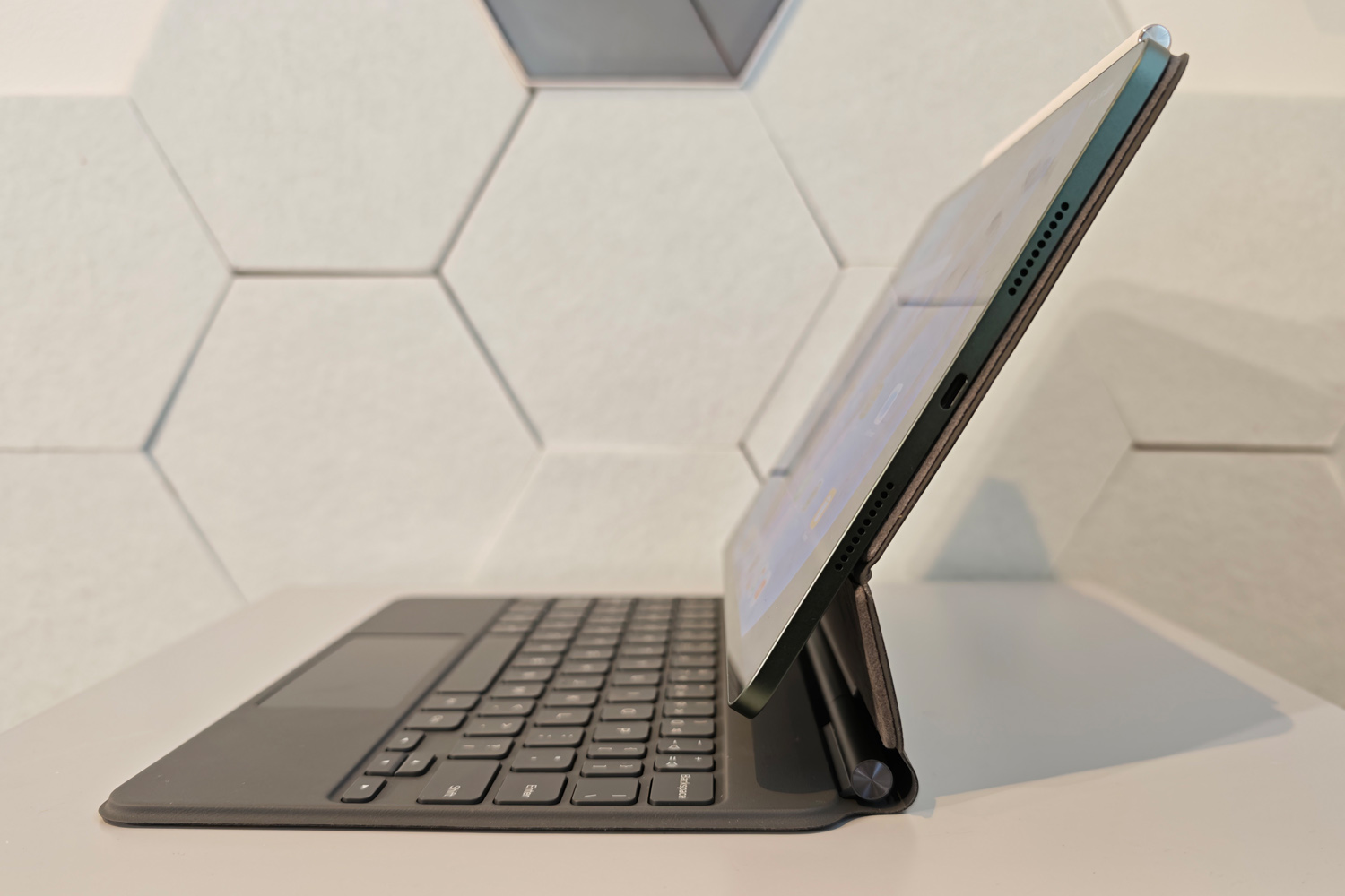 Xiaomi Pad 8 review keyboard side