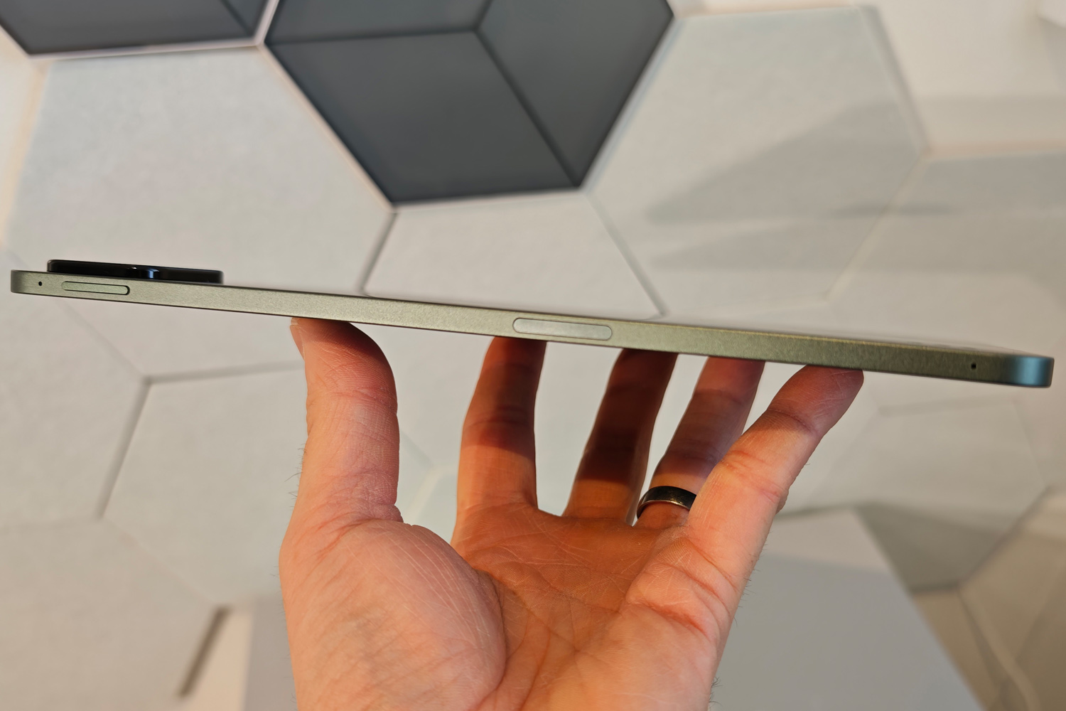 Xiaomi Pad 8 review side profile