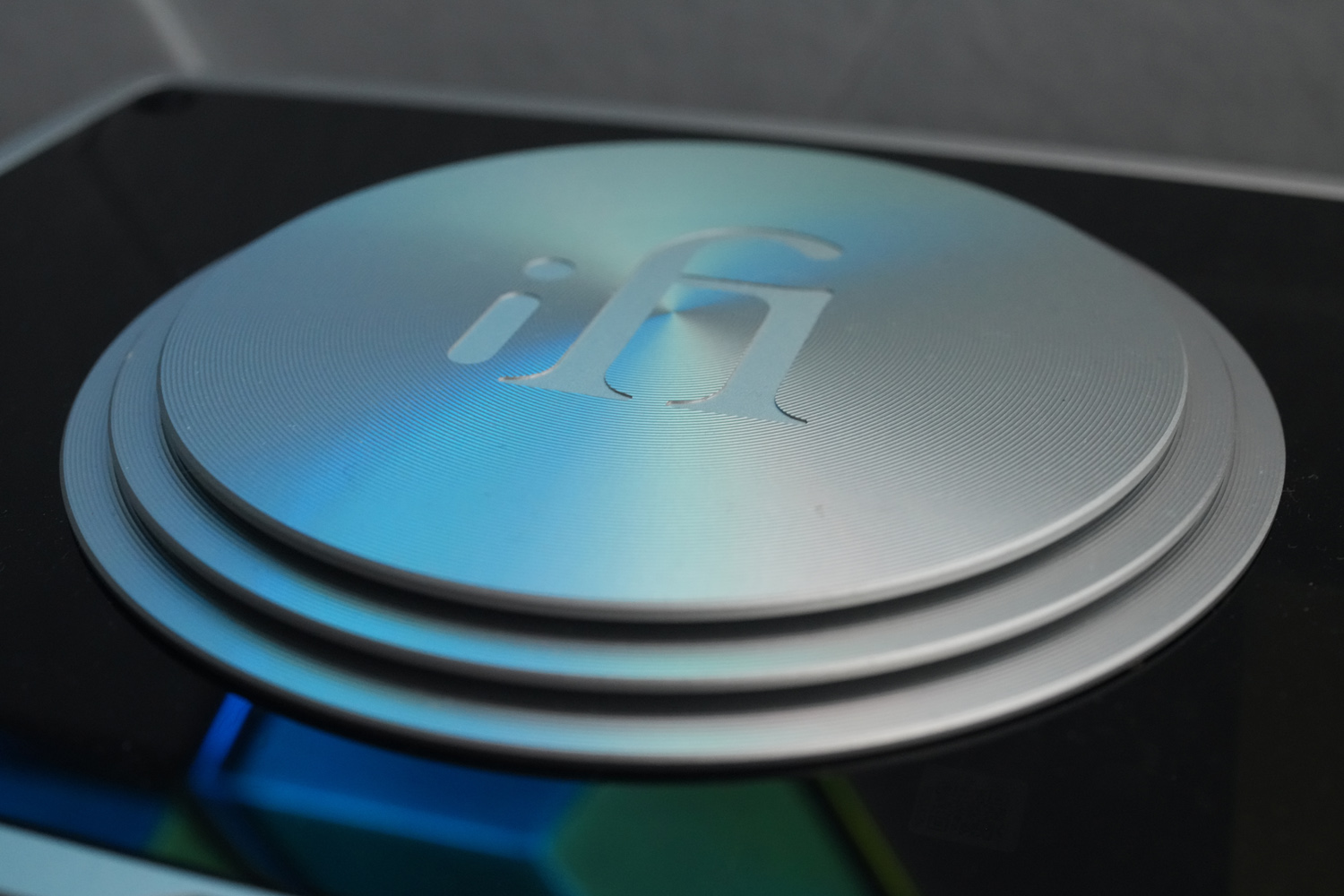 iFi iDSD Phantom review lid logo