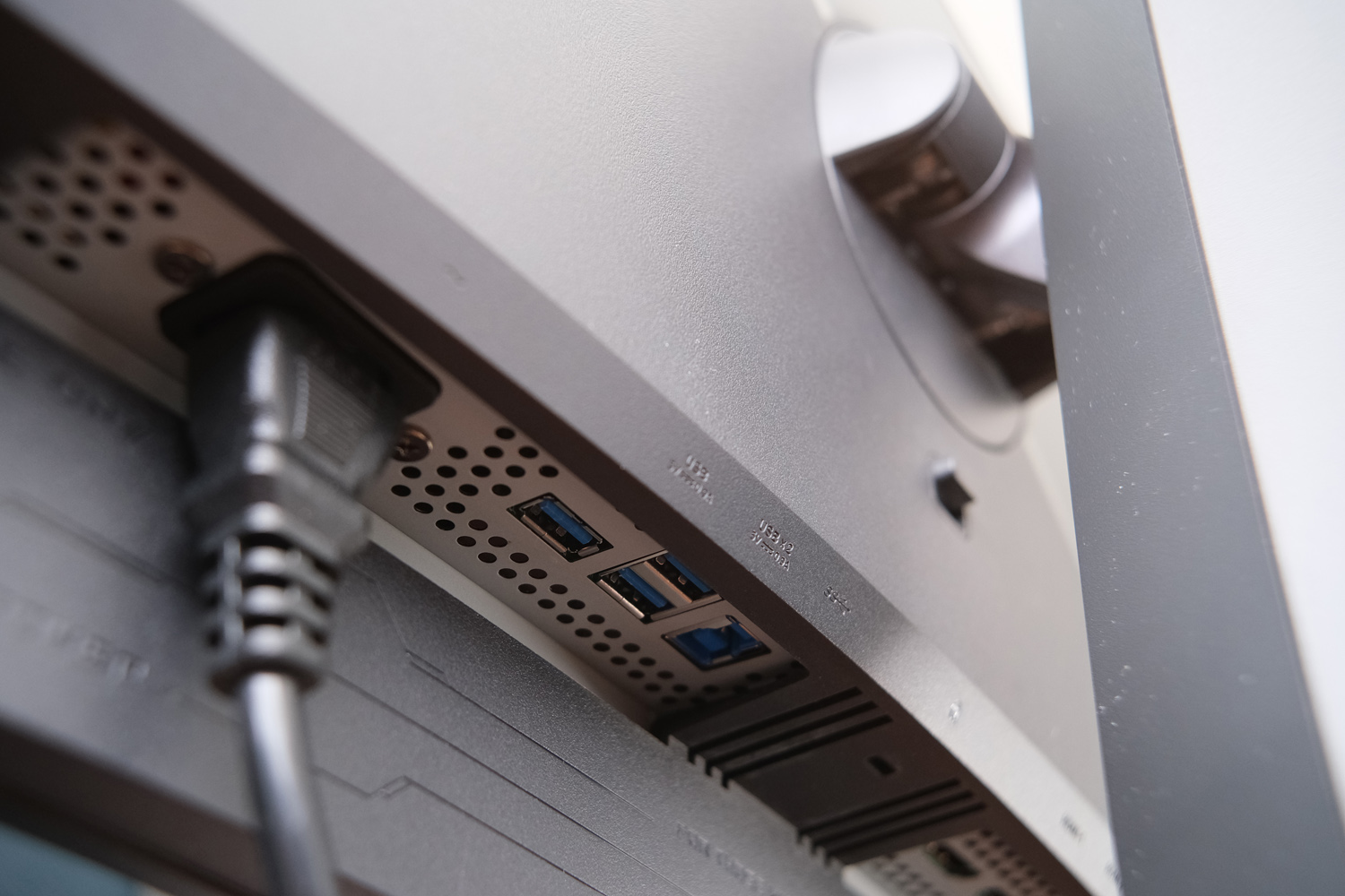 Asus ROG Swift PG34CWDN review USBs