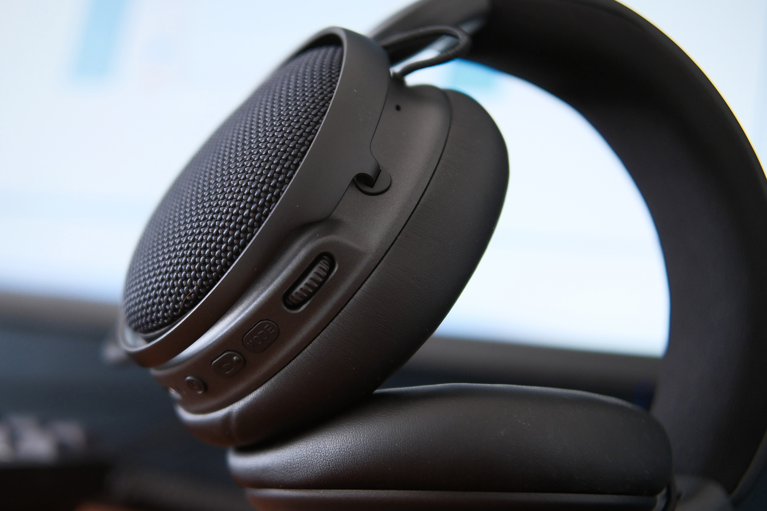 Chillblast Cryo Core SFF gaming PC review sync headset buttons