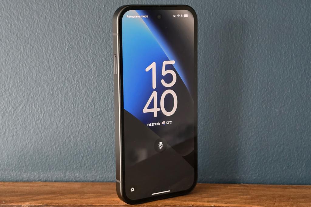 Google Pixel 10a review lockscreen