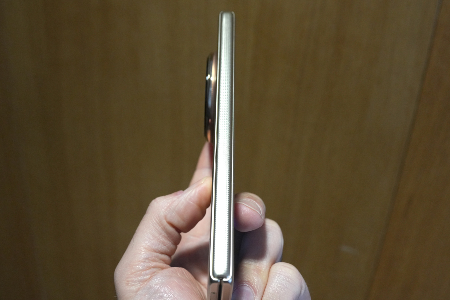 Honor Magic V6 hands on hinge