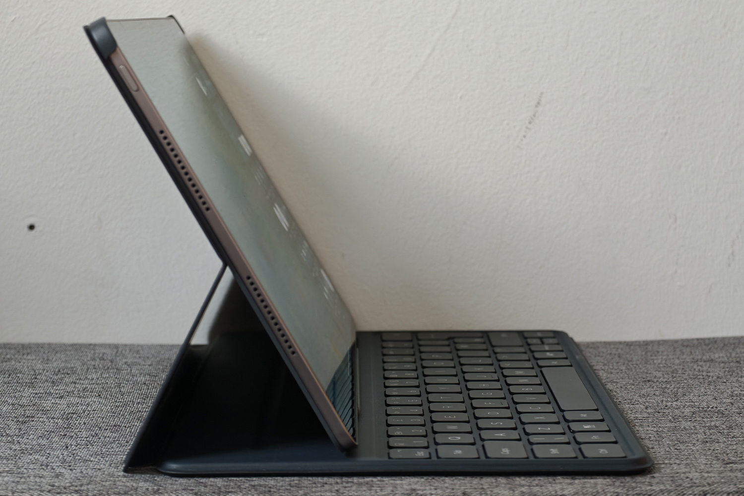Honor MagicPad 4 review keyboard side