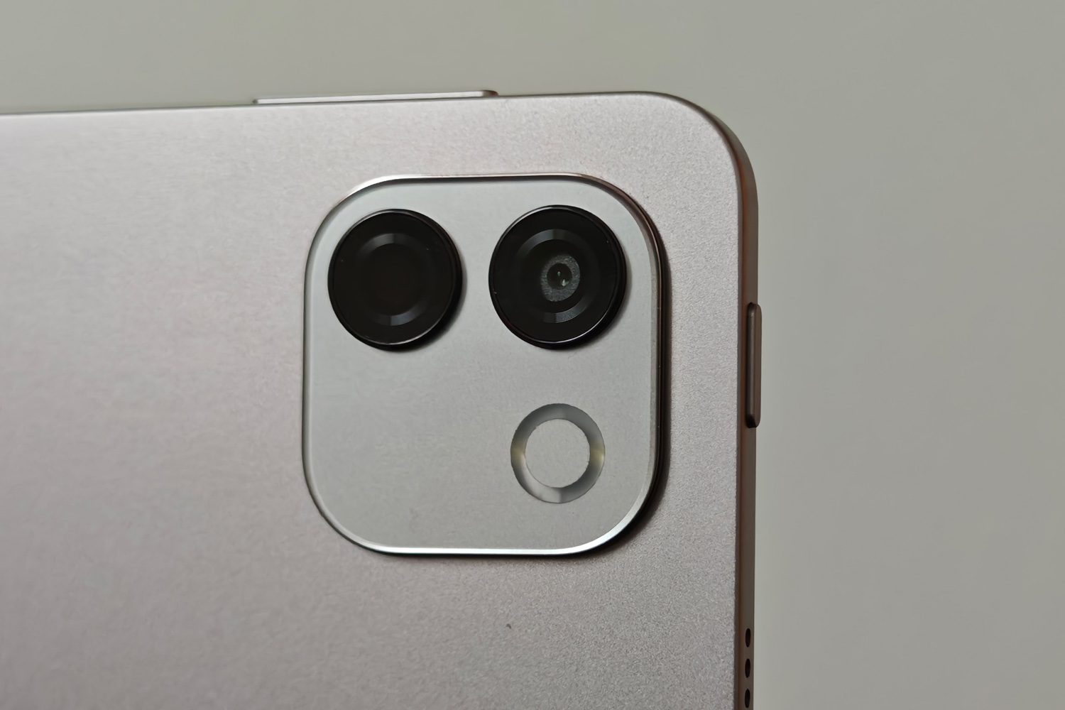 Honor MagicPad 4 review rear cameras