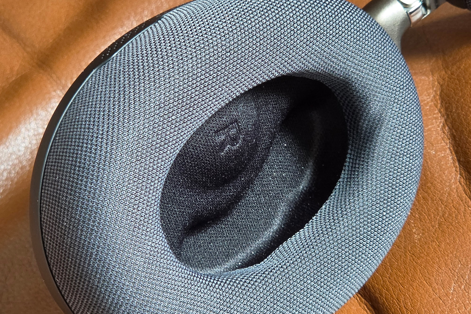 Jabra Evolv3 85 review ear cups