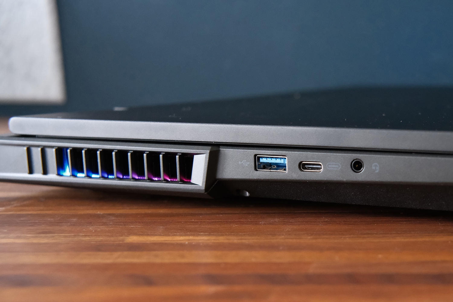 Medion Beast 18 review ports left