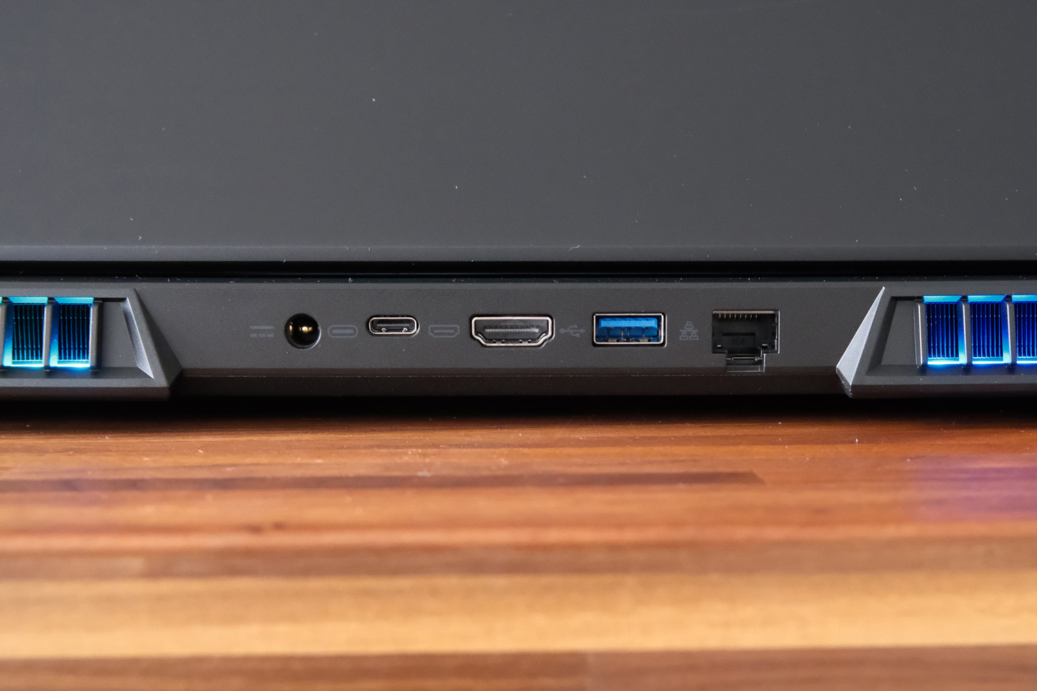 Medion Beast 18 review ports rear