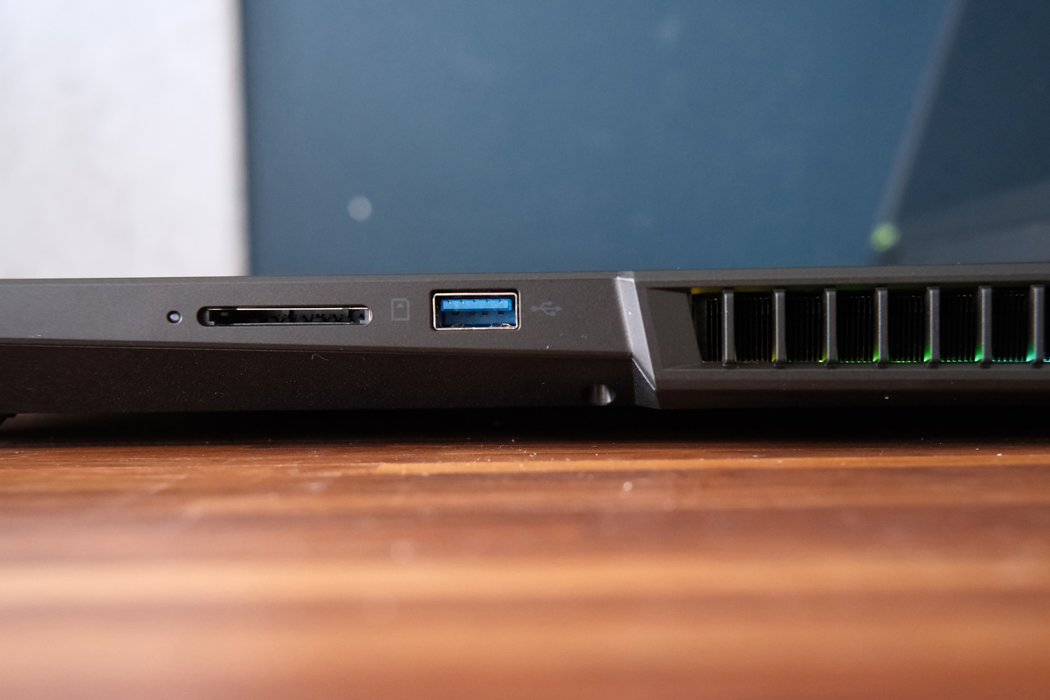Medion Beast 18 review ports right