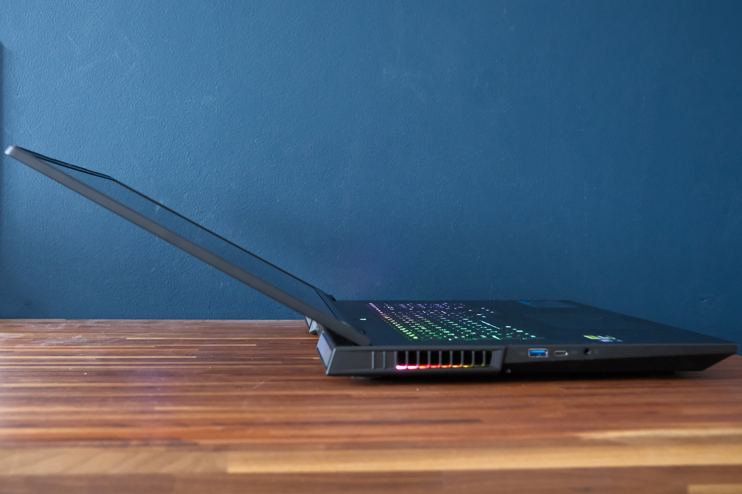 Medion Beast 18 review screen hinge