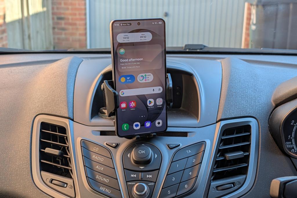 Car smartphone mount