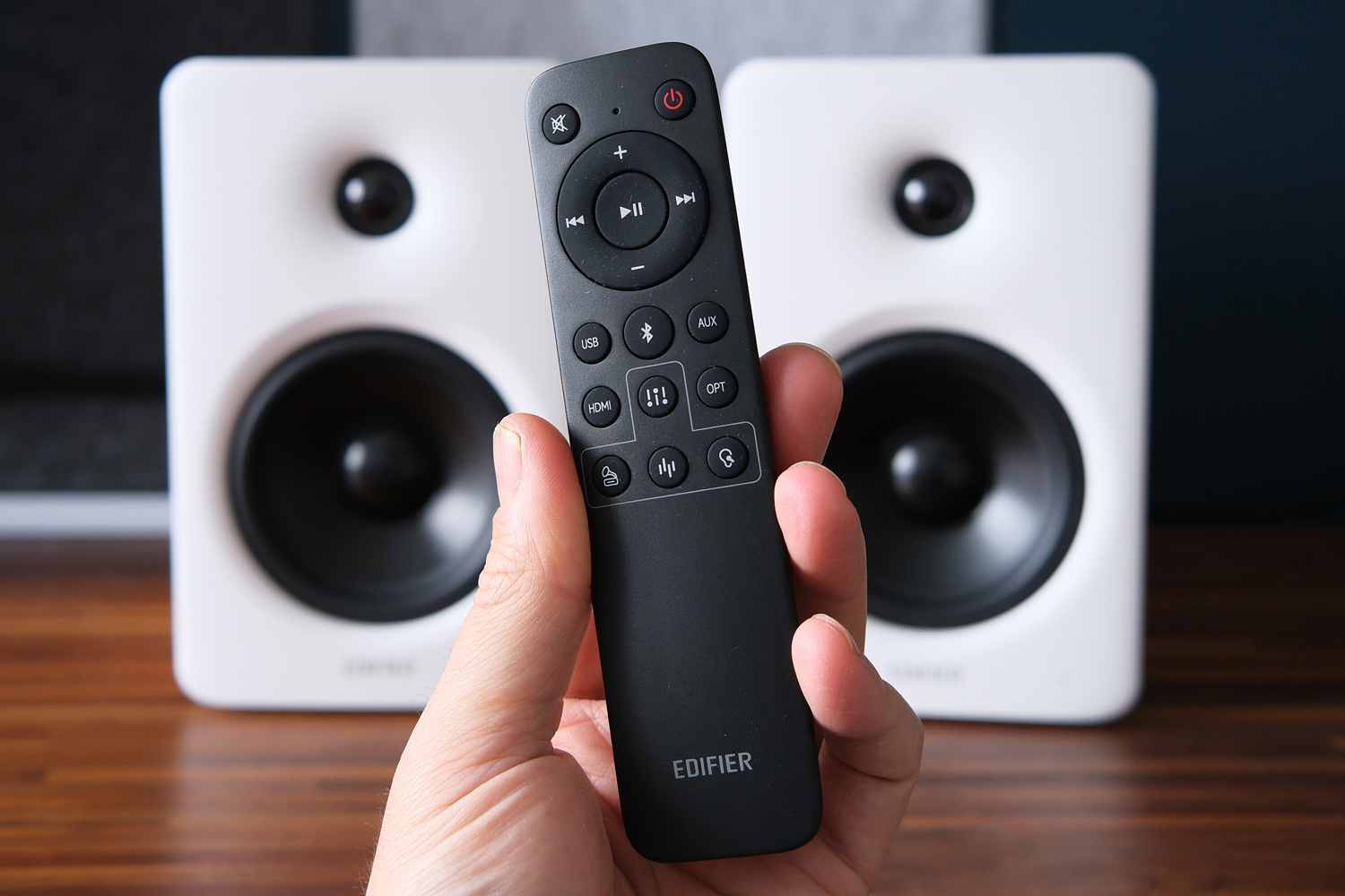 Edifier M90 review remote control