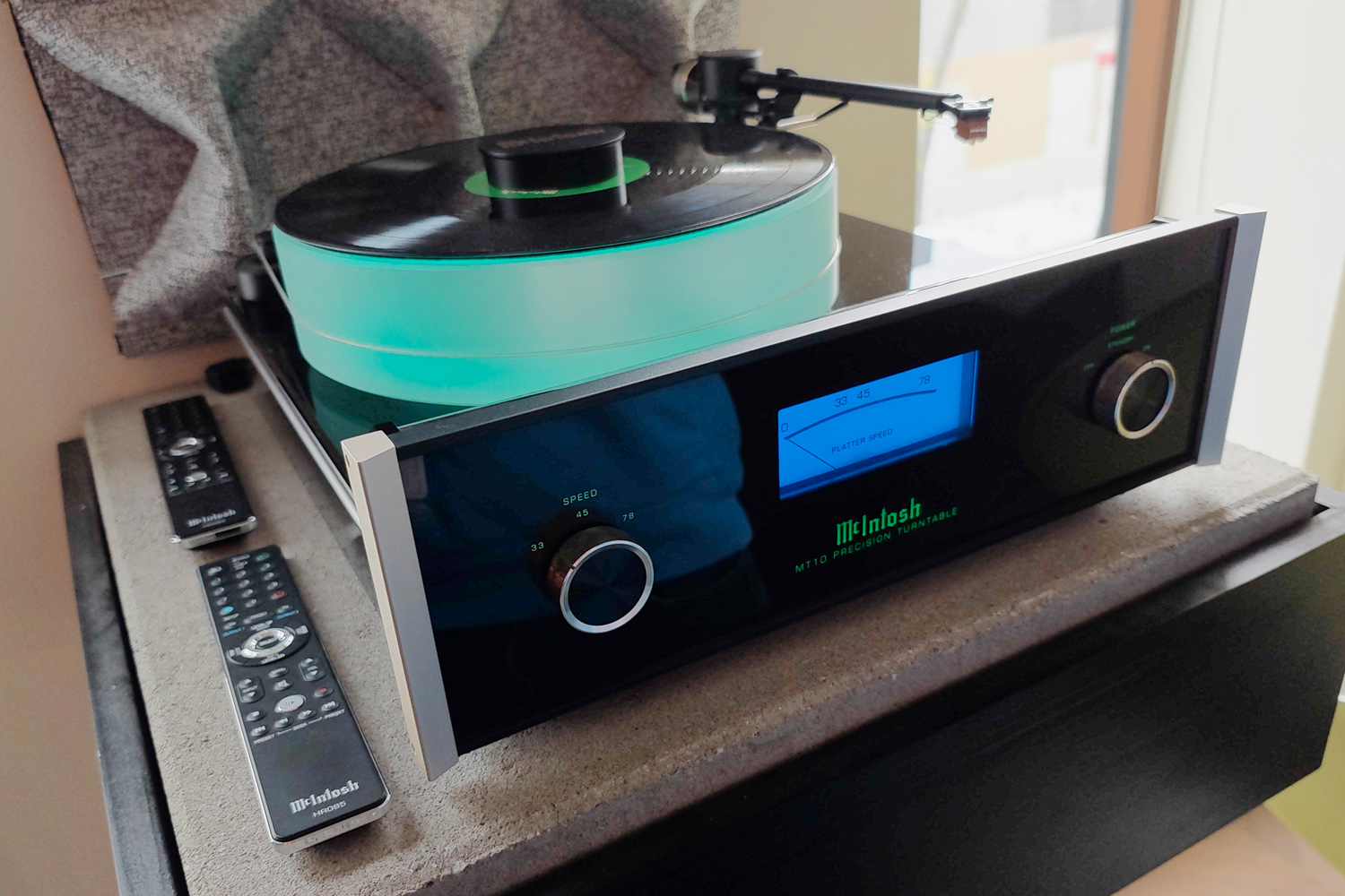 House of Sound listening experience main room turntable