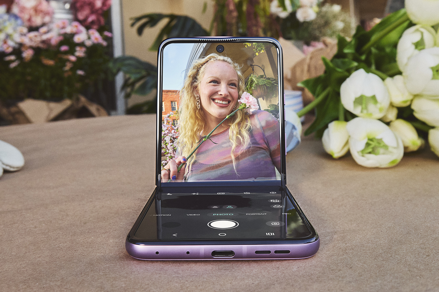 Motorola Razr 70 lifestyle images screen