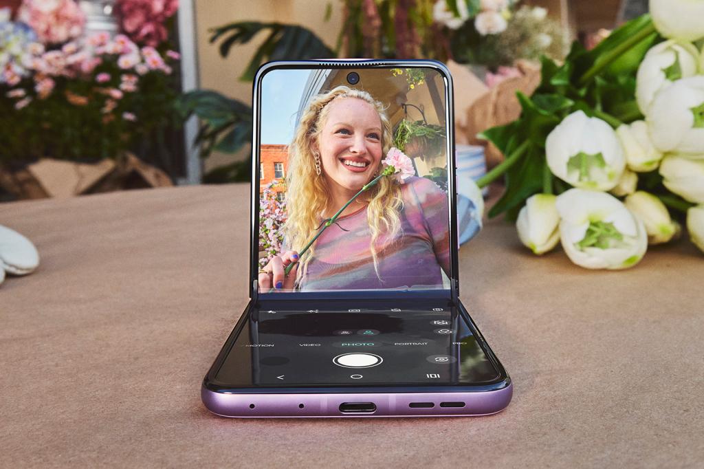 Motorola Razr 70 lifestyle images screen