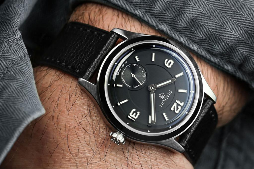 Pinion on wrist