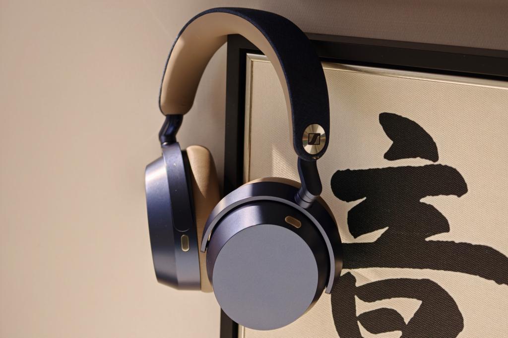 Sennheiser Momentum 5 Wireless review side
