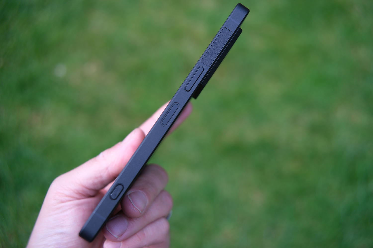 Sony Xperia 1 VIII review in hand side