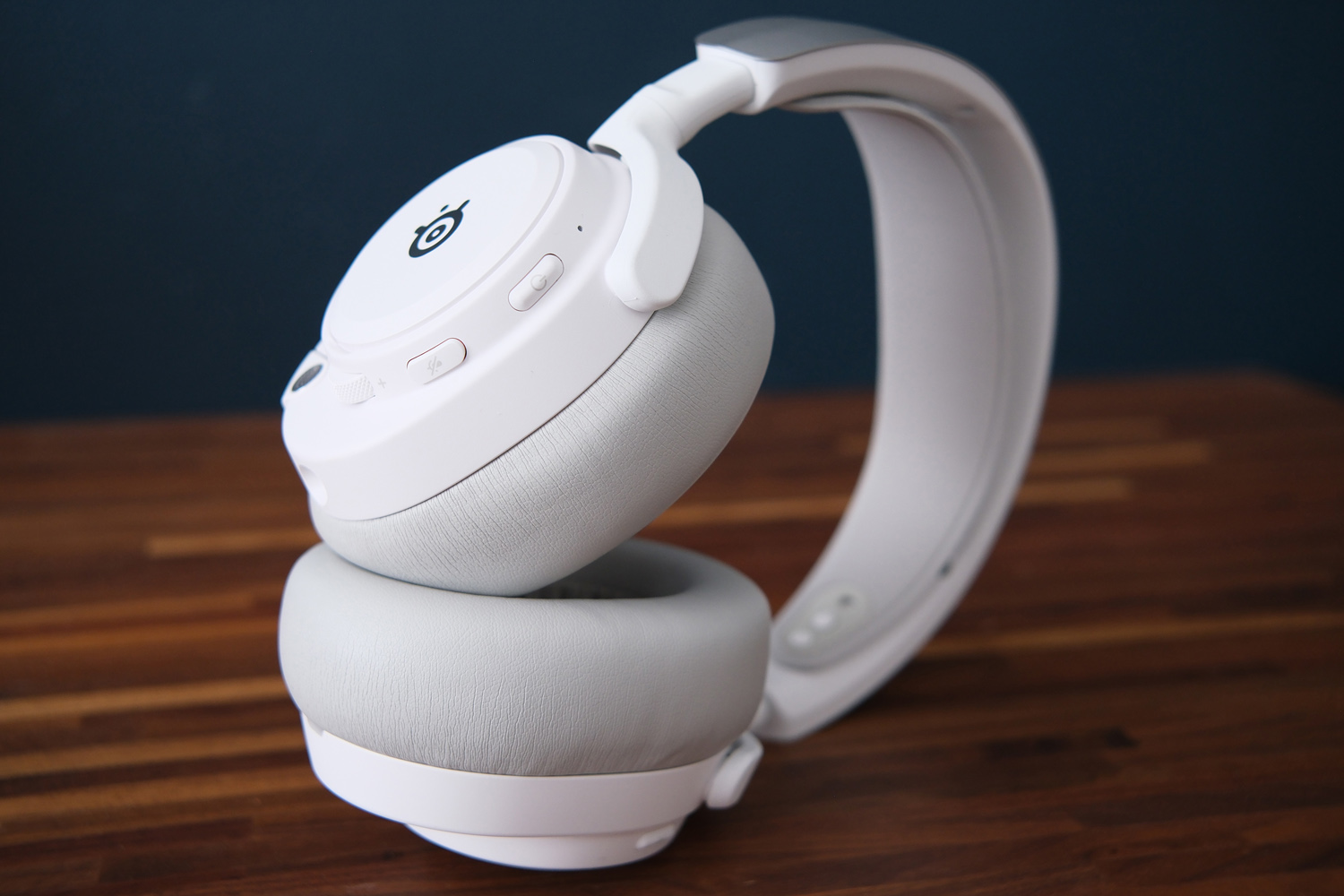 Steelseries Arctis Nova Pro Omni review side