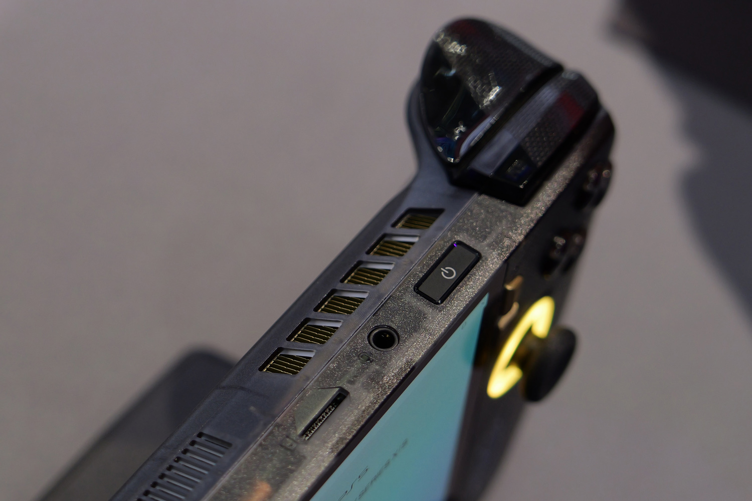 Asus Xbox ROG Ally x20 hands-on microSD Express