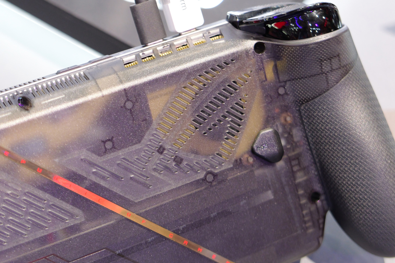 Asus Xbox ROG Ally x20 hands-on rear transparency