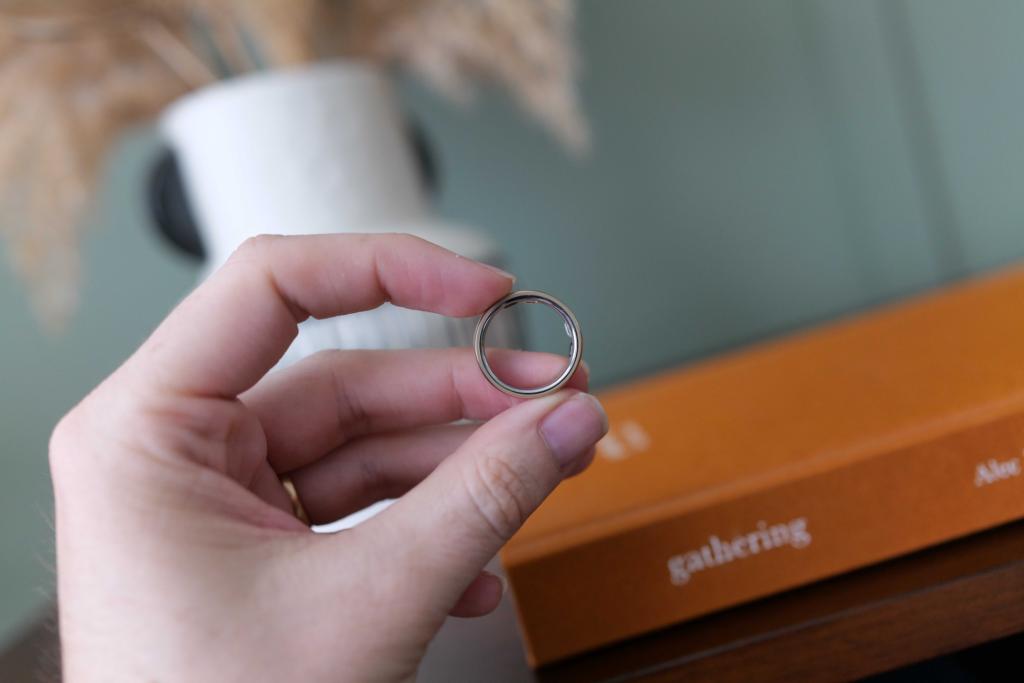 Oura Ring 5 in hand