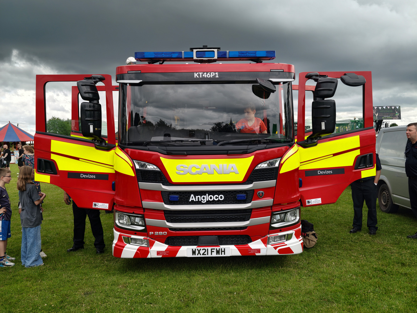 Vivo X300 Ultra camera samples fire engine