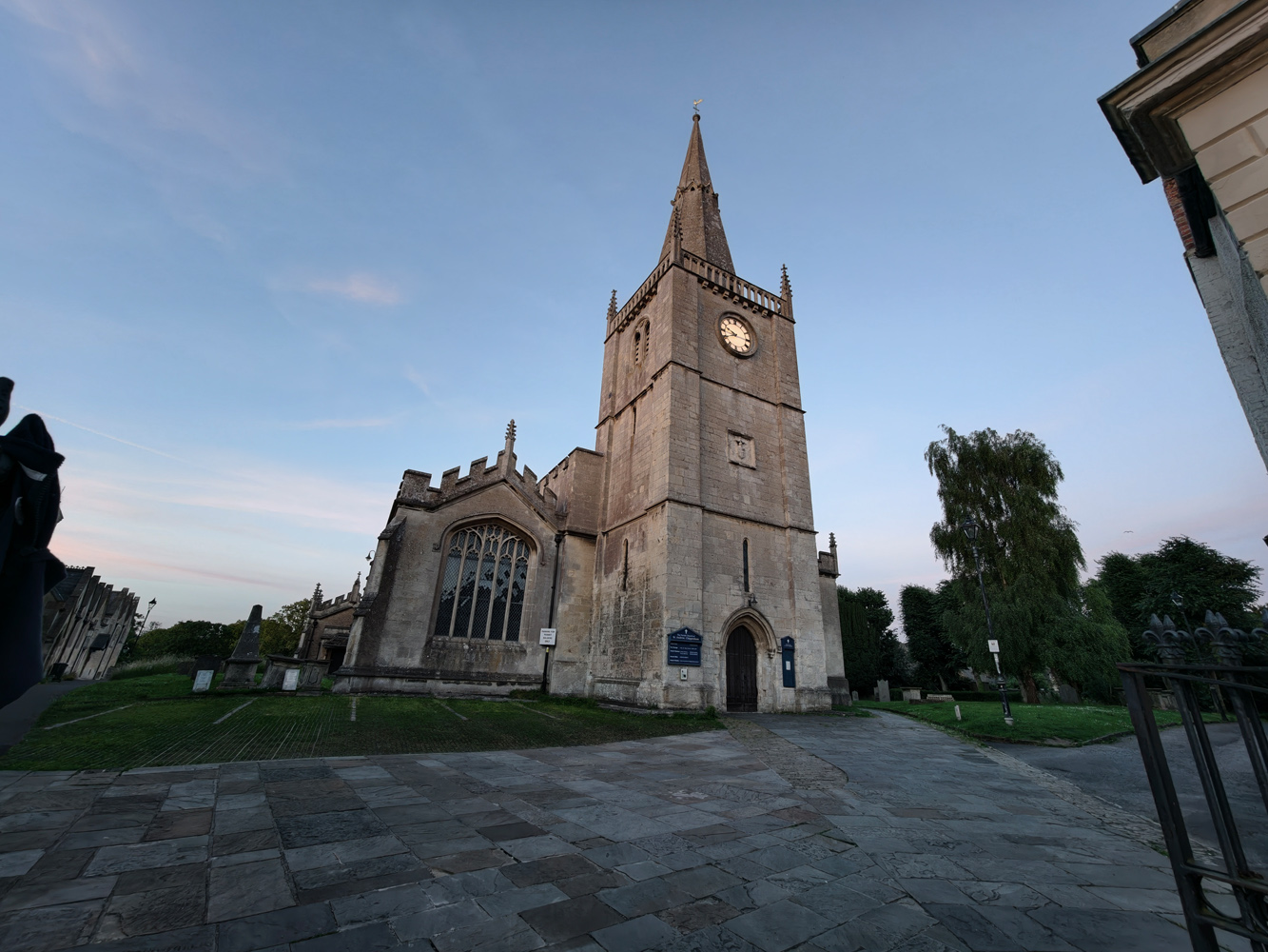 Vivo X300 Ultra camera samples low light church ultrawide