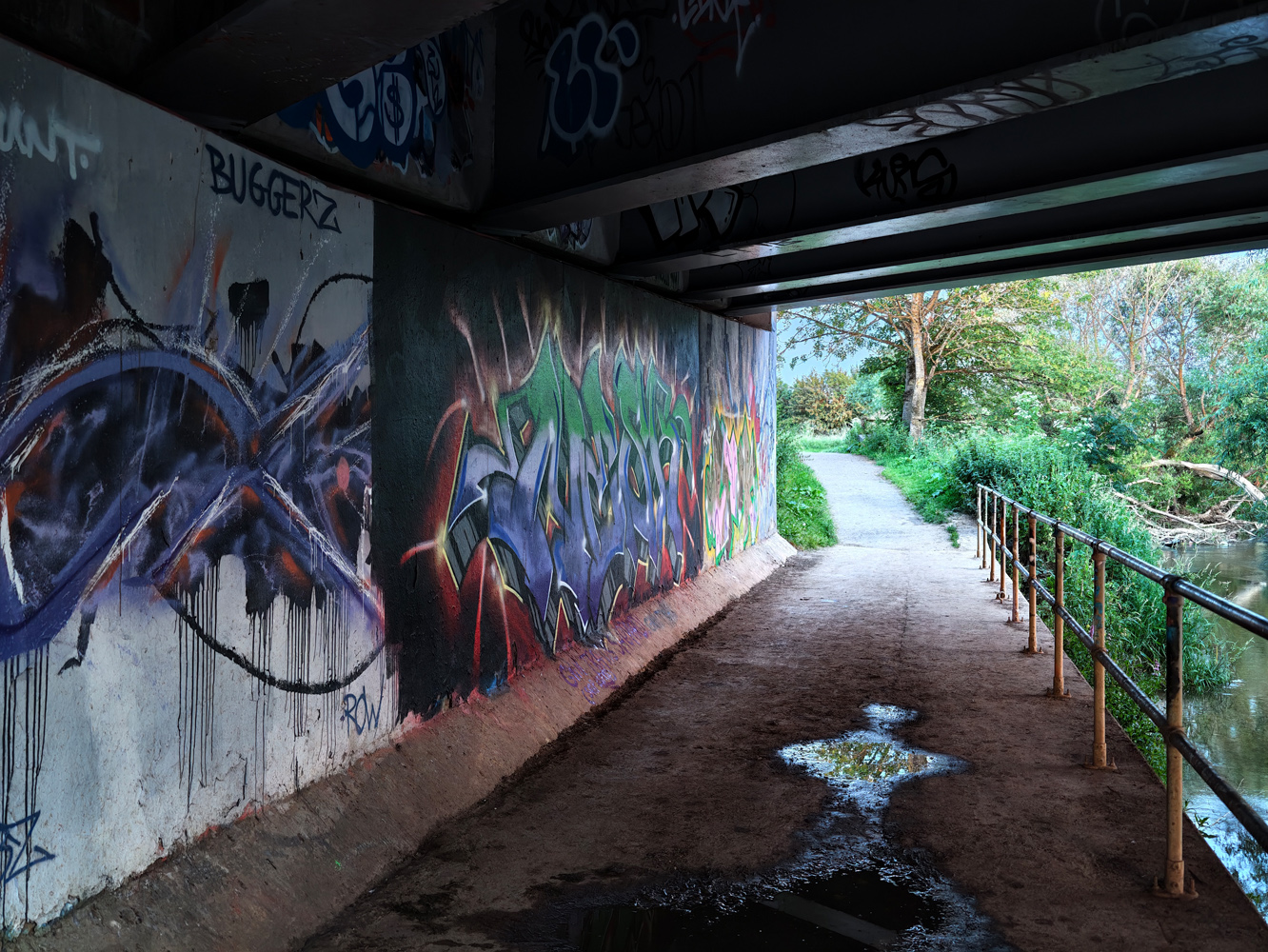 Vivo X300 Ultra camera samples low light graffiti