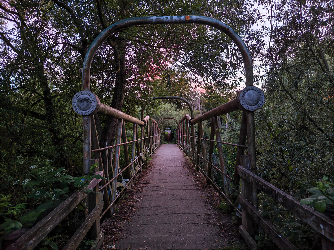 Honor Magic V6 camera samples low light walkway