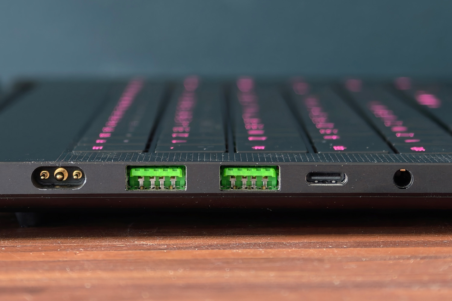 Razer Blade 16 (2026) review ports left