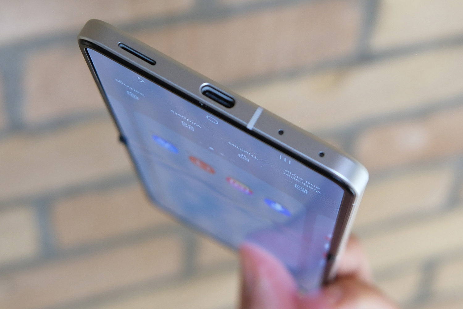 Samsung Galaxy Z Flip8 hands-on USB