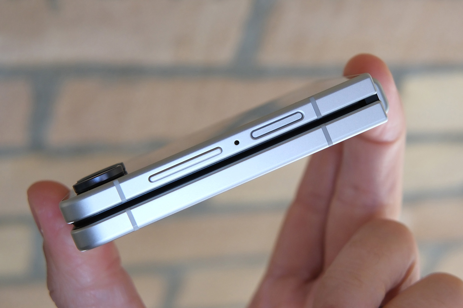 Samsung Galaxy Z Flip8 hands-on thickness