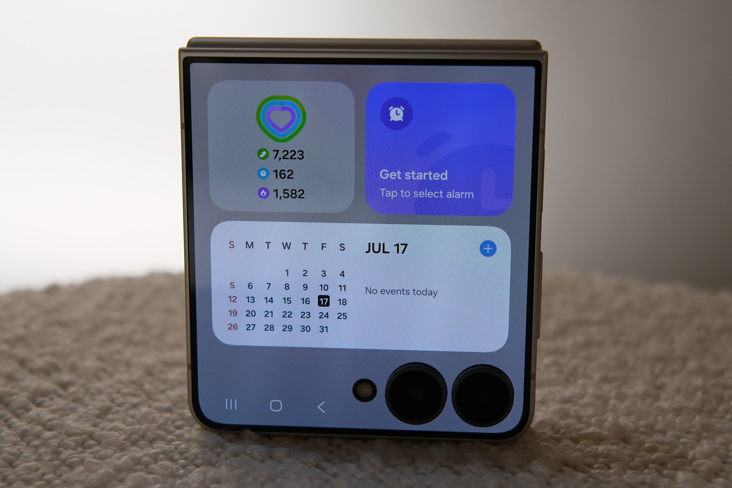 Samsung Galaxy Z Flip8 hands-on widgets